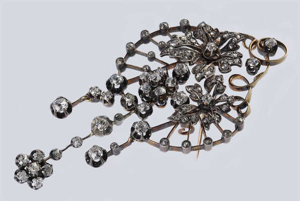 Брошь из золота (по клейму 56), общим весом 14,51 грамма, содержит природные вставки из бриллиантов